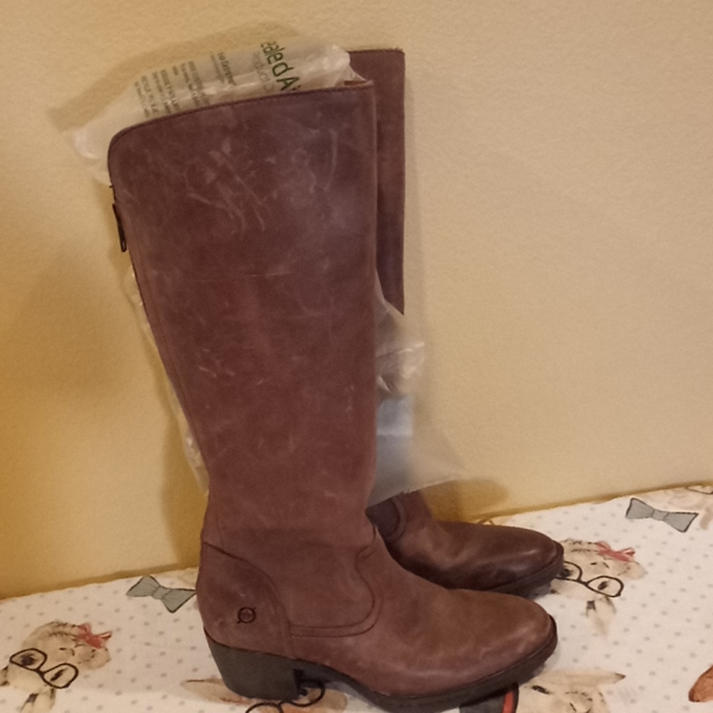 Born leather boots. Size 6